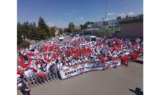 Memur-Sen Konfederasyonu'na bağlı sendikalar Bolu'dan başlattıkları yürüyüşü Ankara'da sonlandırdı
