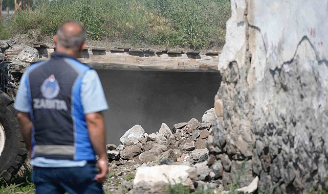 Metruk binalar tek tek yıkılarak temizleniyor