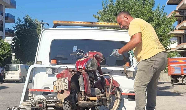 Minibüsün açılan kapısına motosiklet çarptı