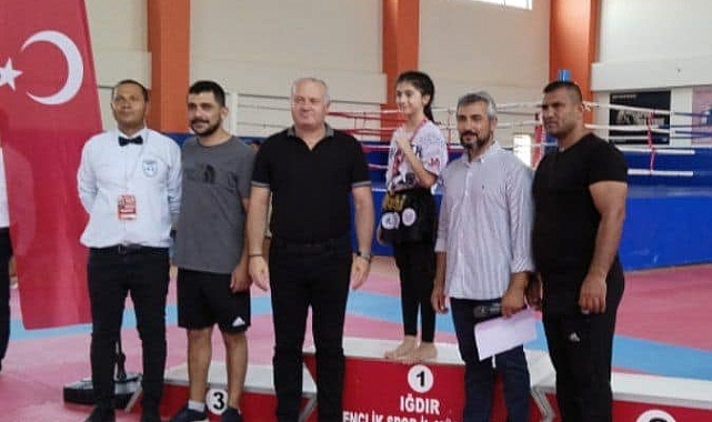 MuayThaı Iğdır şampiyonu minik madalyasını babasından aldı