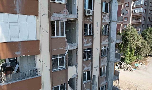 Orta hasarlı binalarda yıkım işlemi sürüyor