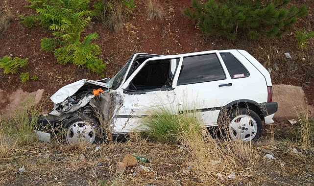 Otobüs ile çarpışan otomobil su kanalına devrildi: 1 yaralı