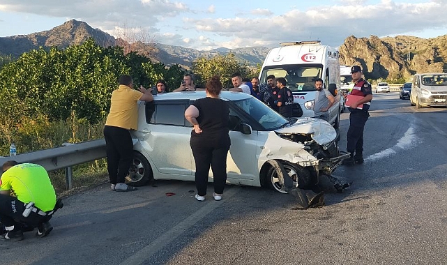Otomobil bariyerlere çarptı 3 kişi yaralandı