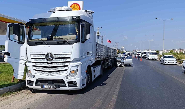Otomobil park halindeki tıra çarptı, 21 yaşındaki genç kız yaşamını yitirdi