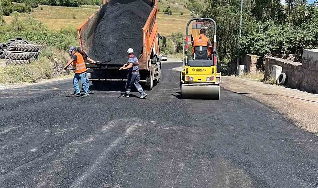 Posof'ta hasar gören yollar belediye ekiplerince asfaltlanıyor