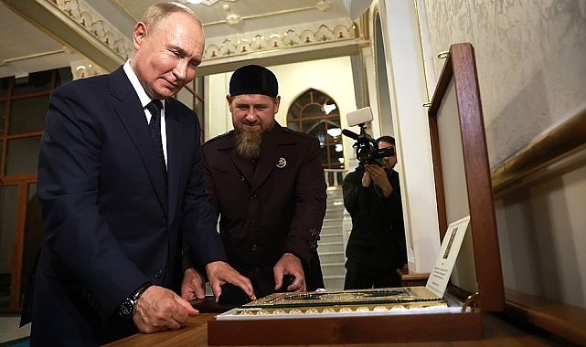 Putin'in Çeçenistan'da yeni yapılan camide Kuran-ı Kerim'i öptüğü anlar dikkat çekti