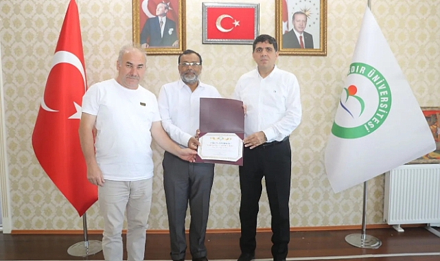 Rektör Alma, Bangladeş'ten Gelen Prof. Dr. Atiqur Rahman'a Belge Takdim Etti