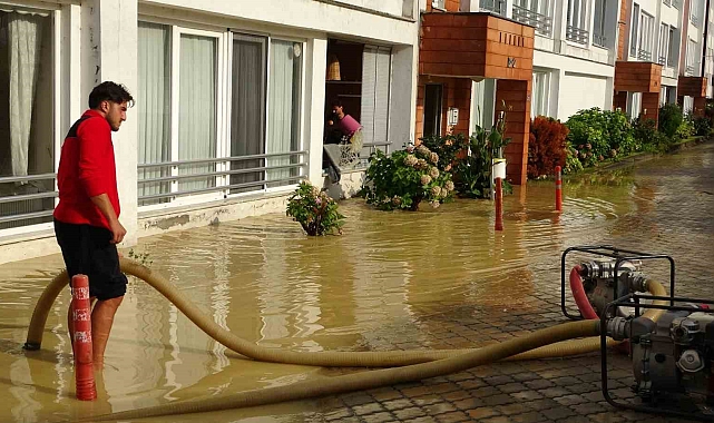 Sağanak sonrası evleri su bastı