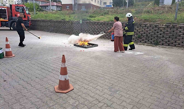 Sağlıkçılar yangına yangın tüpü ile müdahale etti