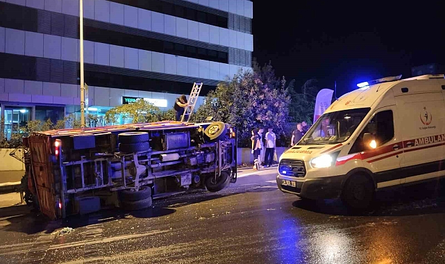 Sebze yüklü kamyon devrildi