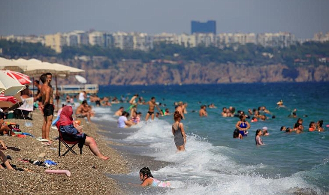 Sıcaktan bunalanlar sahile akın etti