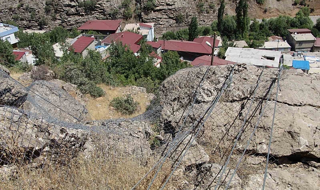 Şırnak'ta dev kayalar halatla bağlandı