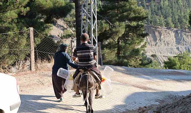 Susuz kalan vatandaşlar eşeklerle evlerine su taşıyor