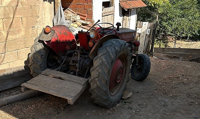 Tamir ettiği traktör üzerine düştü