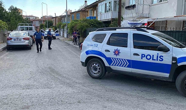 Tartıştıktan sonra evden ayrılmak isteyen eşini sokak ortasında bıçakladı
