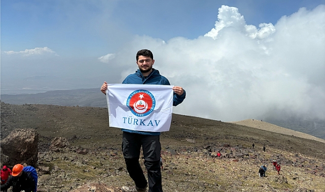 TÜRKAV Bayrağı Küçük Ağrı Dağının zirvesinde