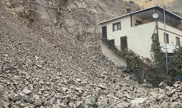 Uzundere'de heyelan önleme çalışmaları, ev ve iş yerlerinde hasara yol açtı