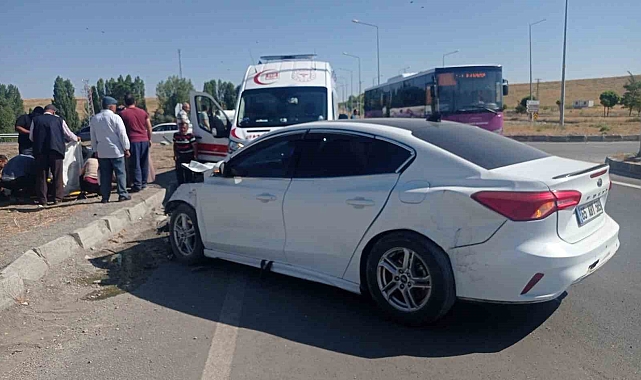 Van-Erciş karayolunda iki otomobil çarpıştı
