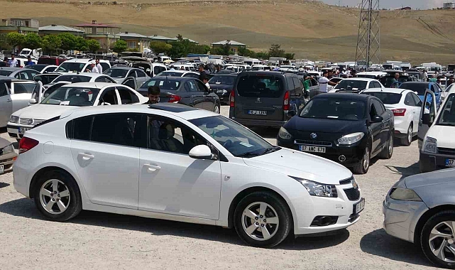 Van'daki ikinci el açık oto pazarında hafta sonu yoğunluğu yaşanmasına rağmen, araç alan yok