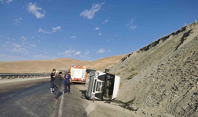 Van'ın Gürpınar ilçesinde, minibüs yan yattı