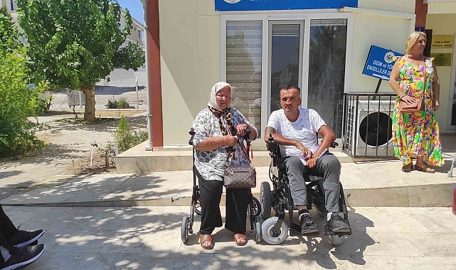 Yurtdışında yaşayan hayırsever vatandaştan akülü tekerlekli sandalye bağışı