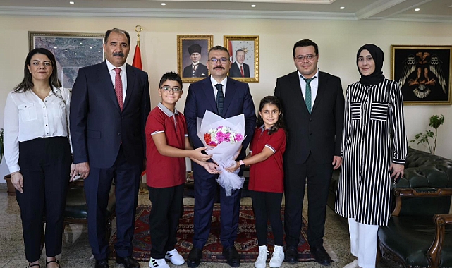2024-2025 eğitim öğretim yılının ilk gününde öğrencilerden Vali Turan'a ziyaret