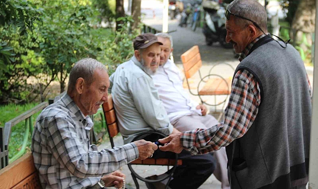 24 yıldır her gün sigara ücretine şeker alıp etrafındaki insanlara dağıtıyor