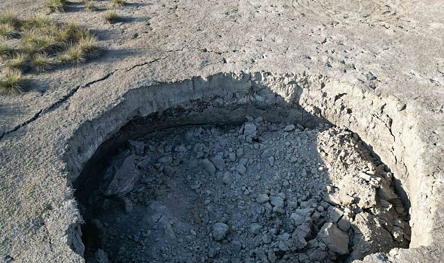 4 metre genişliğindeki obruk bölge sakinlerini endişelendirdi