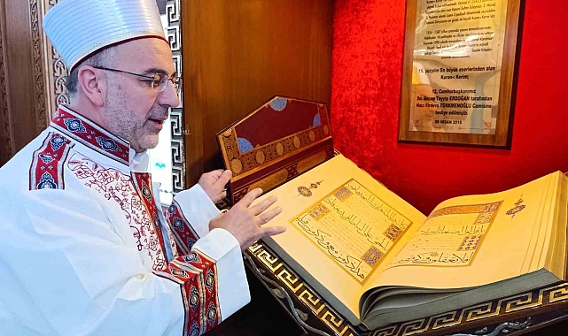 428 yıllık Kur'an-ı Kerim replikası, yoğun ilgi görüyor