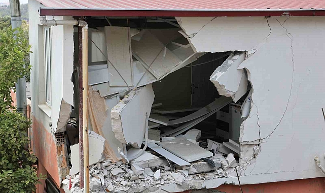 Adana'da freni patlayan çöp kamyonu mutfağa daldı