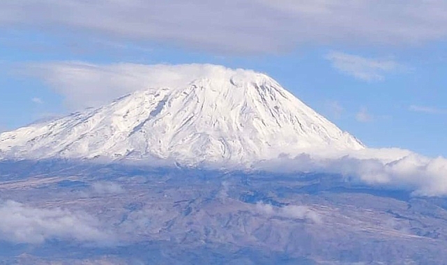 Ağrı Dağı Eylül ayında etkili olan kar yağışı ile birlikte tamamen beyaza büründü