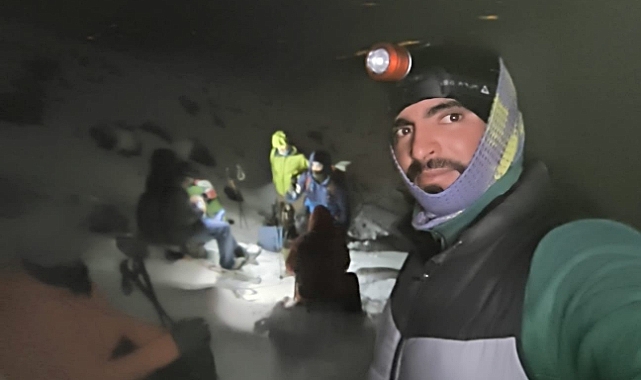 Ağrı Dağı'na zorlu zirve tırmanışı yapan dağcıların saçları ve kaşları buz tuttu