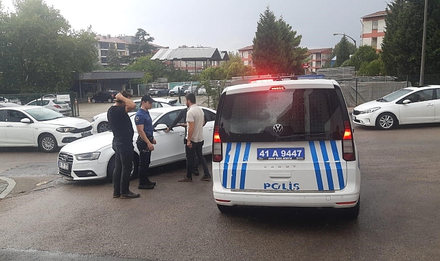 Ailahını göstermek isterken yanlışlıkla abisini vurdu
