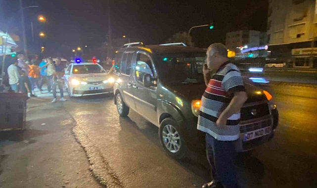 Annesinin elini bırakarak yola fırlayan kıza otomobil çarptı
