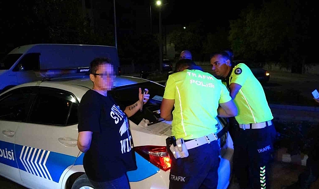 Antalya'da Otomobil Ve Kamyonet Çarpıştı Alkollü Sürücü Tehditler Savurdu