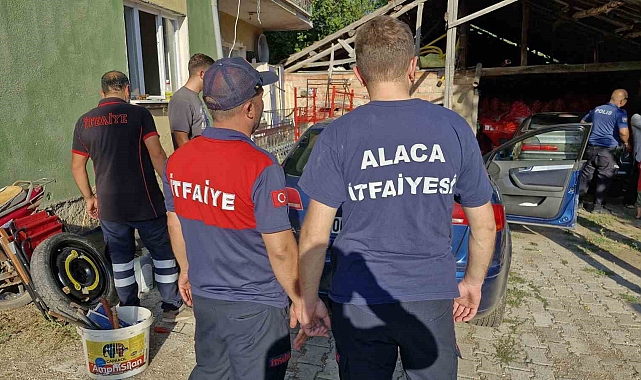 Araçta mahsur kalan 2 yaşındaki bebeği itfaiye ekipleri kurtardı