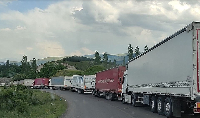 Ardahan-Posof Türkgözü Sınır Kapısı'nda tır yoğunluğu devam ediyor