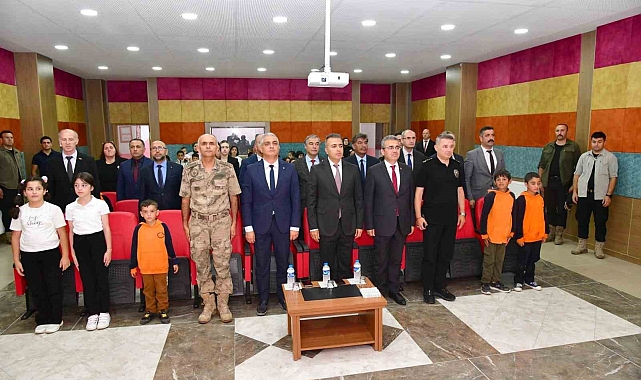 Ardahan Valisi Hayrettin Çiçek, 2024-2025 eğitim öğretim yılının 'İlköğretim Haftası' etkinliğine katıldı