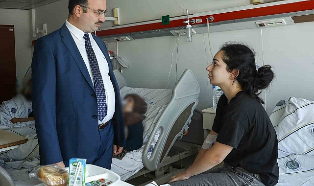 Atatürk Üniversitesi Rektörü Ahmet Hacımüftüoğlu, yaralı öğrenciyi hastanede ziyaret etti