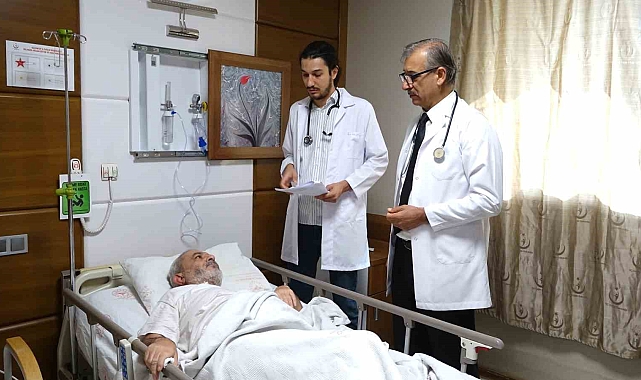 Baba oğul aynı hastanede şifa dağıtıyor