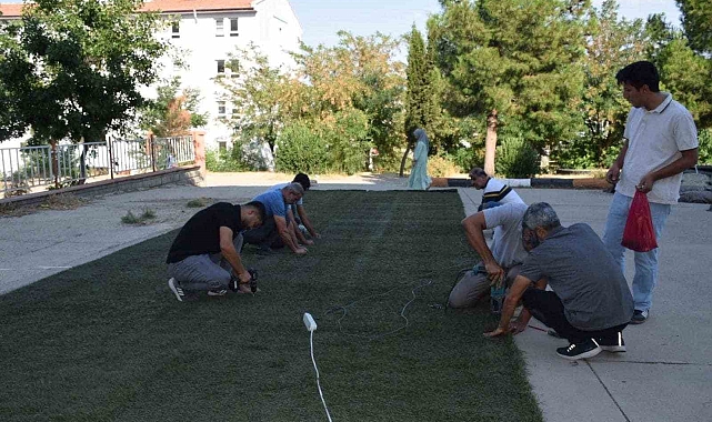 Batman'da Okullarda Sentetik Çim Halı Saha Çalışmaları Başladı