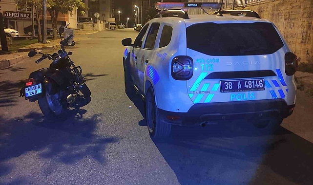 Bir apartmanın önündeki motosikleti çalan hırsız, polis ekipleri tarafından suçüstü yakalandı