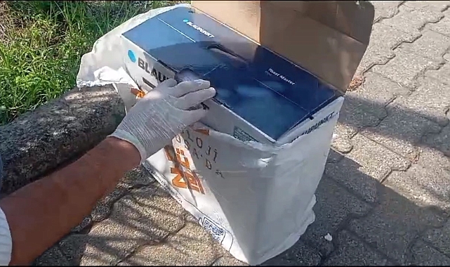 Bir aracın bagajındaki tost makinesi içine gizlenmiş 2 kilo toz esrar ele geçirildi