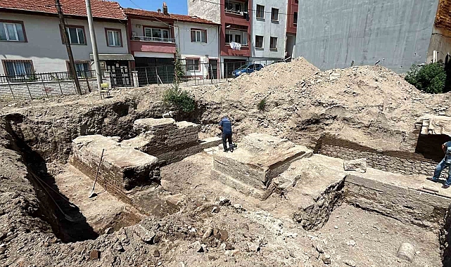 Bir inşaatın temel kazısı sırasında bulunan tarihi hamam kalıntısının üstü kapatıldı