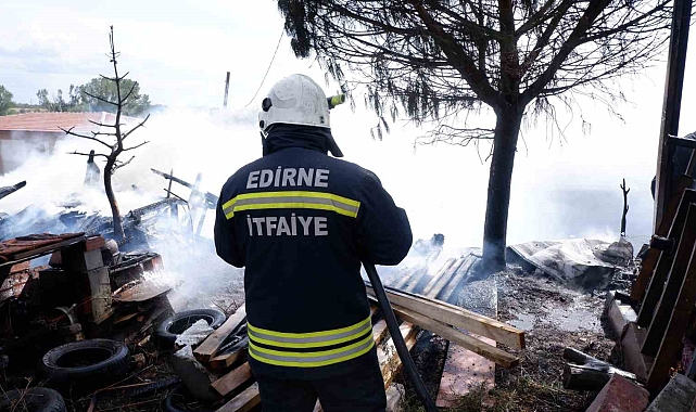 Bir vatandaşın bahçede yaktığı çöplerden sıçrayan alevler, konteyneri küle çevirdi