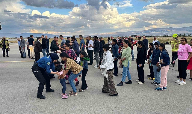 Bomba ihbarı yapılan Hindistan'dan Almanya'ya giden yolcu uçağında incelemeler sürüyor