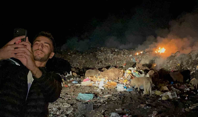 Bozayılarla selfie yapmaya çalışan genç, tehlikelere meydan okudu