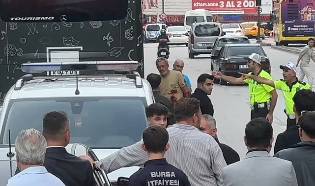 Caddesi üzerinde bir şahıs elindeki bıçakla defalarca kendini bıçakladı