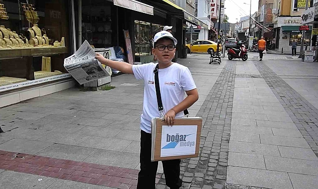 Çanakkale'de yazılı basını hareketlendirmek için caddelerde gazete dağıtıldı