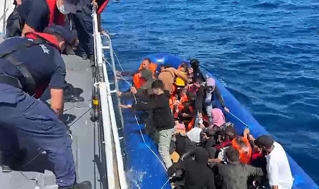 Çanakkale'nin Ayvacık ilçesi açıklarında 17'si çocuk 34 kaçak göçmen kurtarıldı
